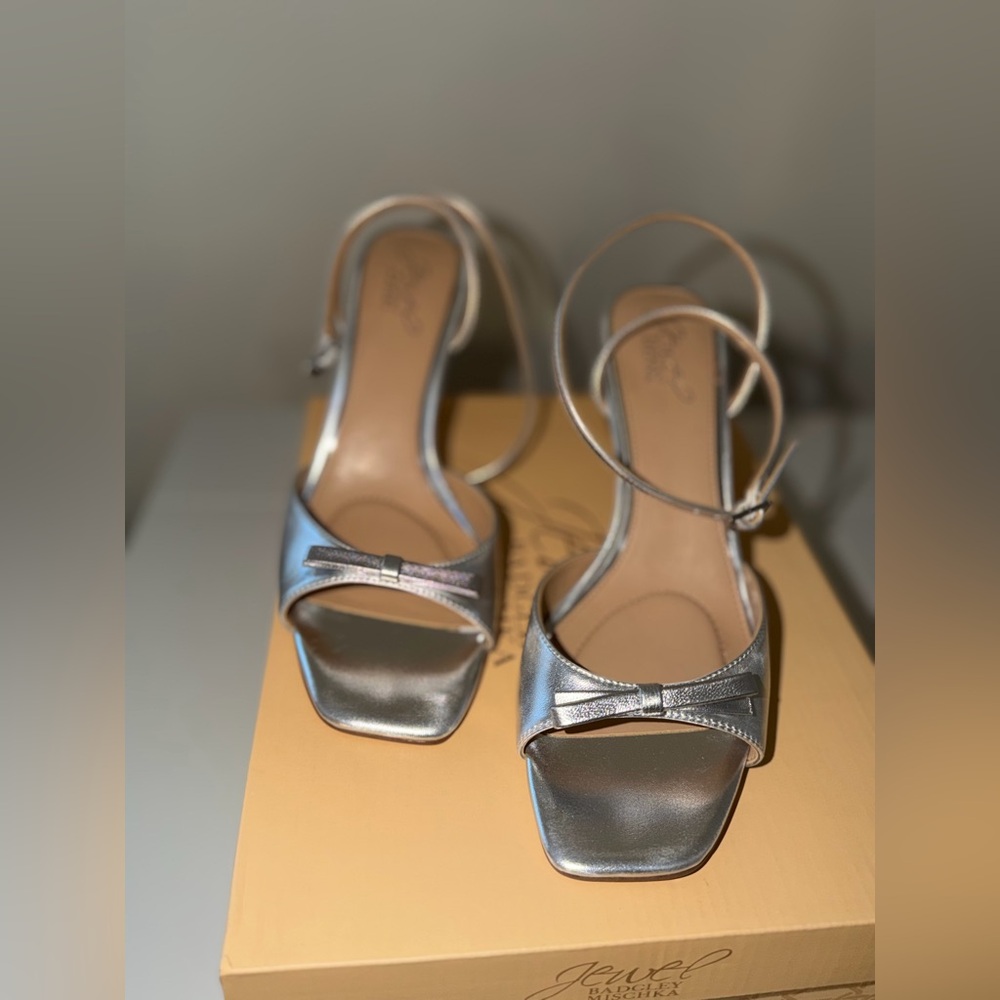 Stunning Jewel Badgley Mischka “Elisha” ankle strap sandals in silver metallic. - Picture 4 of 9